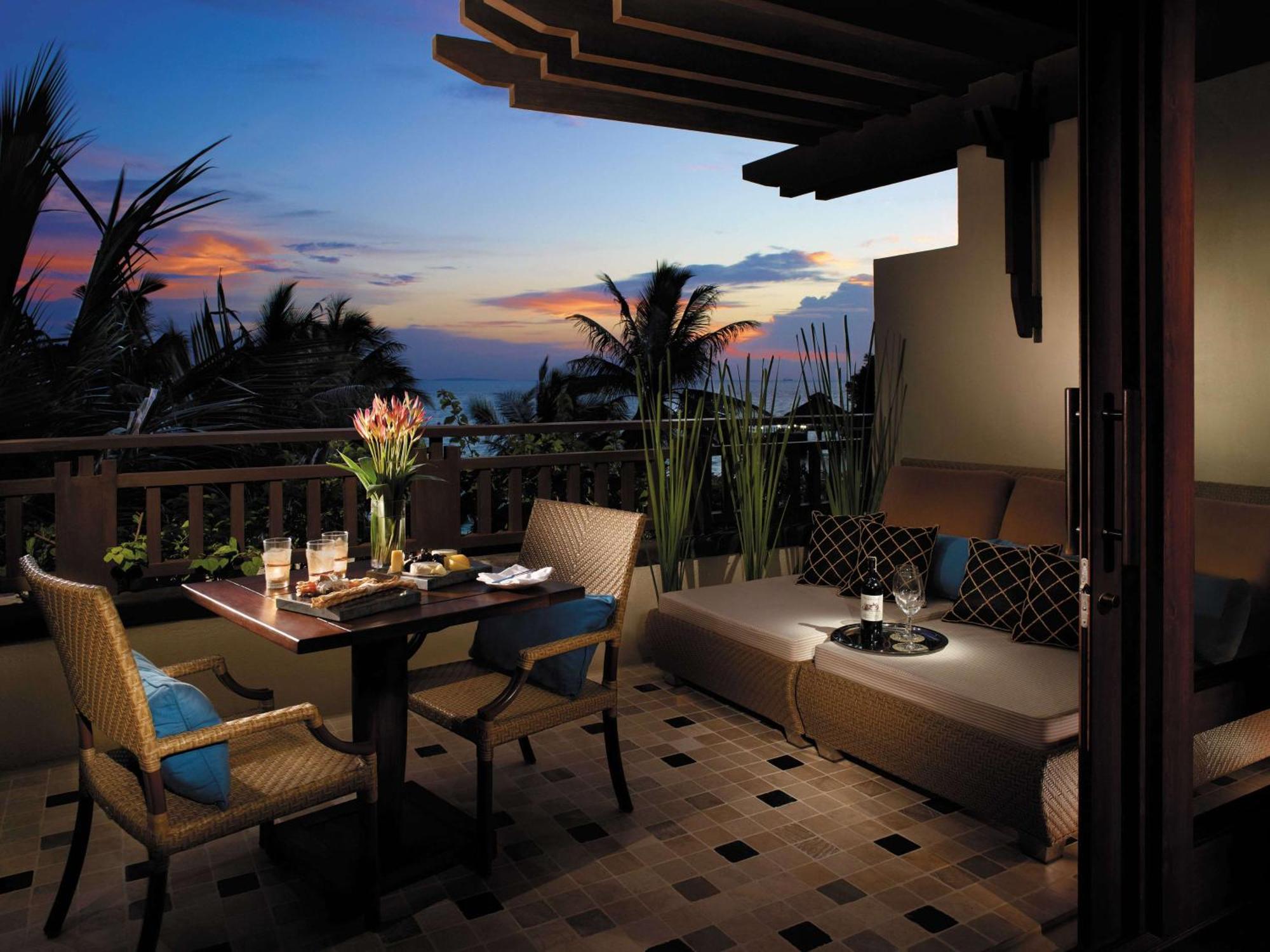 Shangri-La Boracay Luaran gambar A balcony at the hotel